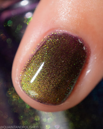 *PRE-ORDER* Bee's Knees Lacquer - I Put the Omen in Women (Magnetic)